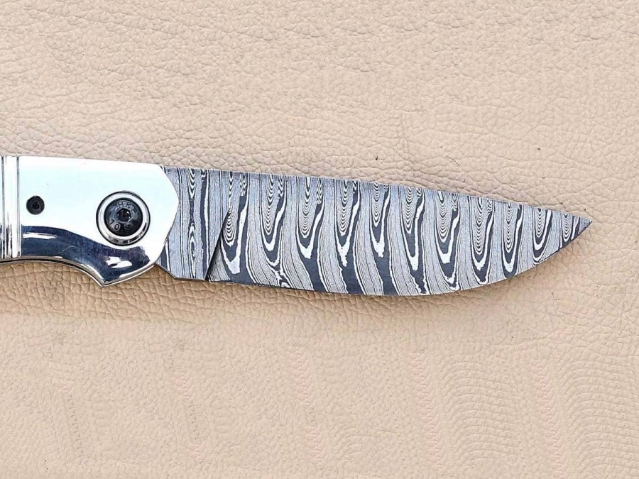 Custom Hand Made Hunting ..Lock Back..Twisted Steel Damascus Folding Knife Custom Hand Made Hunting ..Lock Back..Twisted Steel Damascus Folding Knife